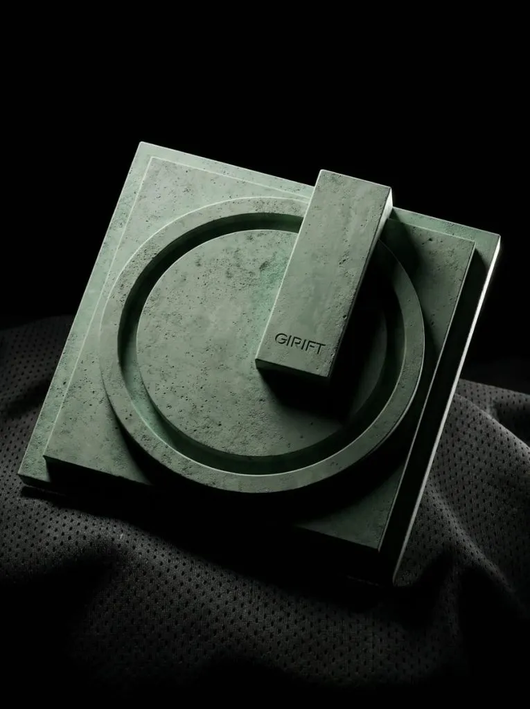 Kord koleksiyonuna ait, ham dokulu minimalist ve brütalist beton duvar objesi.