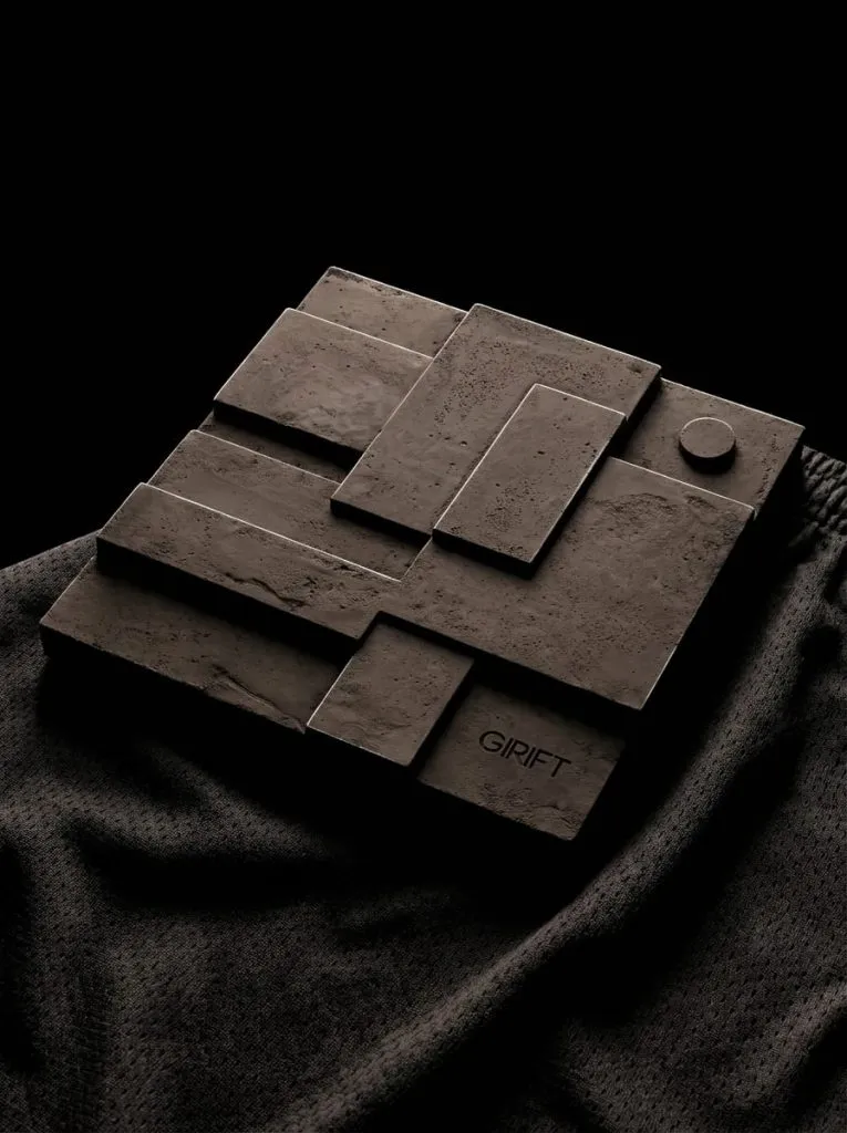 Oculus koleksiyonuna ait, ham dokulu minimalist ve brütalist beton duvar objesi.