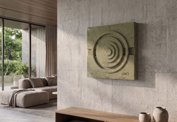 Girift koleksiyonuna ait, ham dokulu minimalist ve brütalist beton duvar objesi.